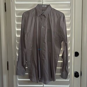 Men’s gray button up shirt